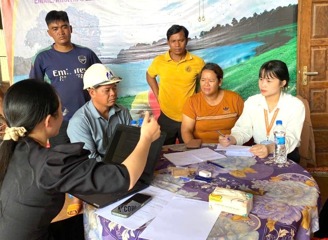 Dưới sự dẫn dắt của chị Thị Khưi (áo vàng), HTX nông nghiệp điều hữu cơ Trảng Cỏ Bù Lạch nhanh chóng phát triển, sản phẩm không chỉ tiêu thụ trong nước mà còn xuất khẩu sang nước ngoài. Ảnh: Thục Vy.