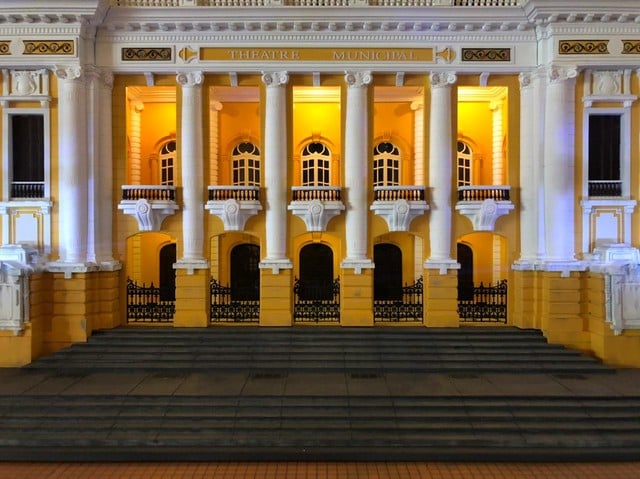 'ເລົ່າເລື່ອງ' ກ່ຽວກັບມໍລະດົກດ້ວຍແສງສະຫວ່າງ ແລະ ເຕັກໂນໂລຊີ - ພາບ 1. 'Kể chuyện' di sản bằng ánh sáng và công nghệ- Ảnh 1.