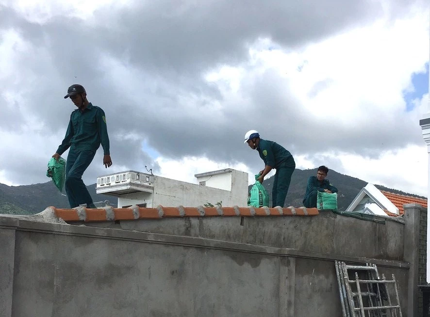 ລະດົມກຳລັງເຂົ້າໄປຊ່ວຍເຫຼືອປະຊາຊົນເສີມສ້າງເຮືອນຢູ່.