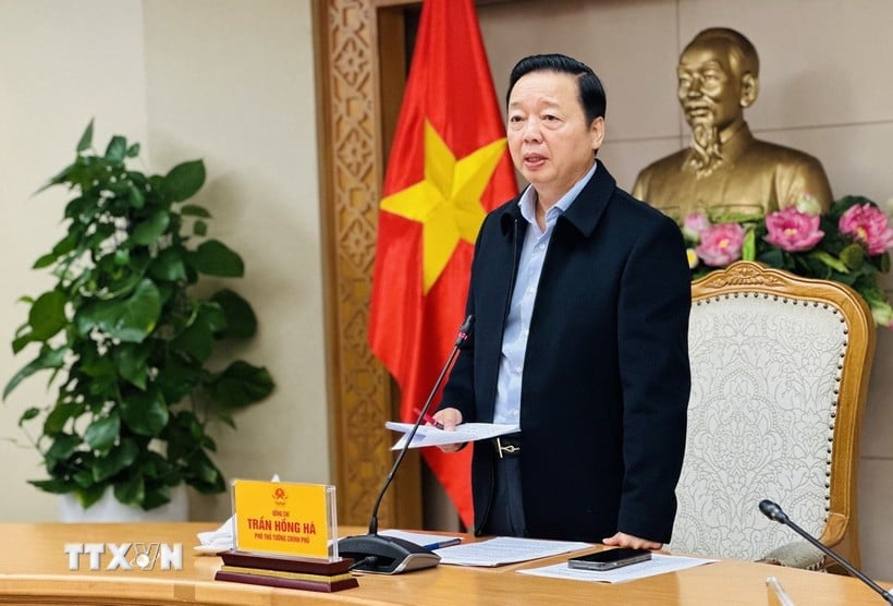 Vice premiärminister Tran Hong Ha, biträdande chef för den nationella styrkommittén för civilförsvar, höll ett tal vid mötet. (Foto: Viet Duc/VNA) Phó Thủ tướng Trần Hồng Hà, Phó Trưởng ban thường trực Ban Chỉ đạo Phòng thủ dân sự quốc gia phát biểu chỉ đạo tại cuộc họp. (Ảnh: Việt Đức/TTXVN)