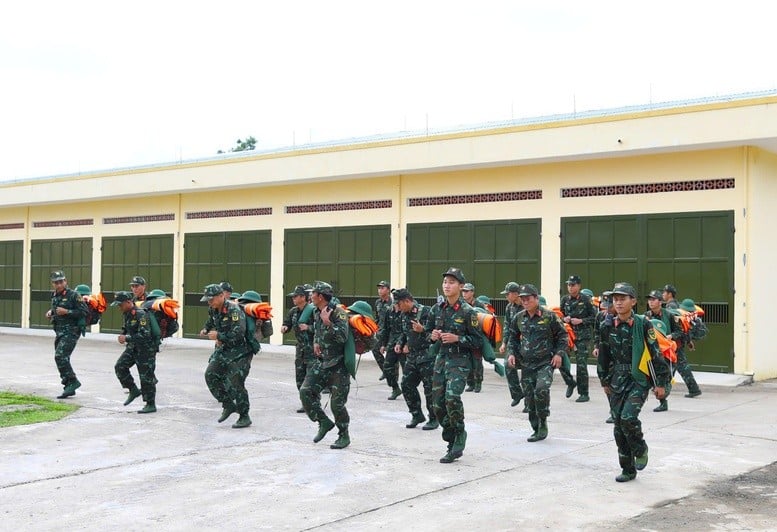 Militärregion 5 utplacerar trupper redo att ingripa mot stormen Kalmaegi. Quân khu 5 triển khai bộ đội sẵn sàng cơ động ứng phó bão Kalmaegi.