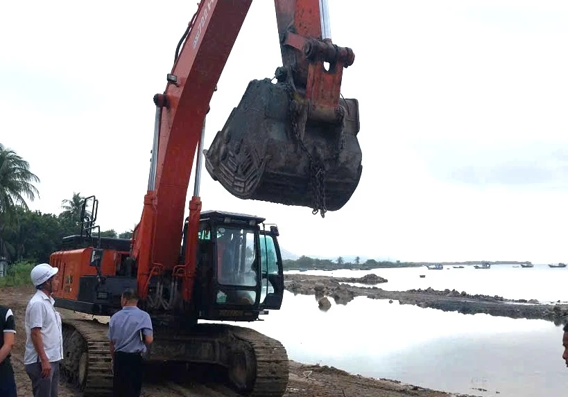 ລະດົມເຄື່ອງຈັກເຂົ້າຂຸດແກ້ງເຮືອຢູ່ບ້ານ ຊວນດົງ.