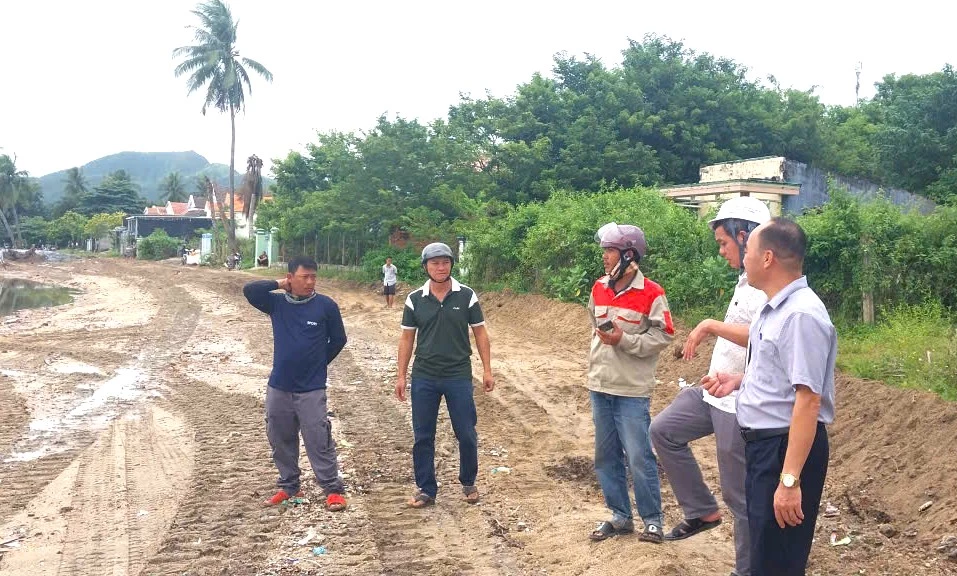 ບັນດາການນຳຂອງຕາແສງ Van Hung ໄດ້ລົງກວດກາຂັ້ນຕອນດິນເປົ່າຫວ່າງຢູ່ໝູ່ບ້ານ Xuan Tu 1 ເພື່ອສ້າງບ່ອນດຶງເຮືອຂຶ້ນສູງ.