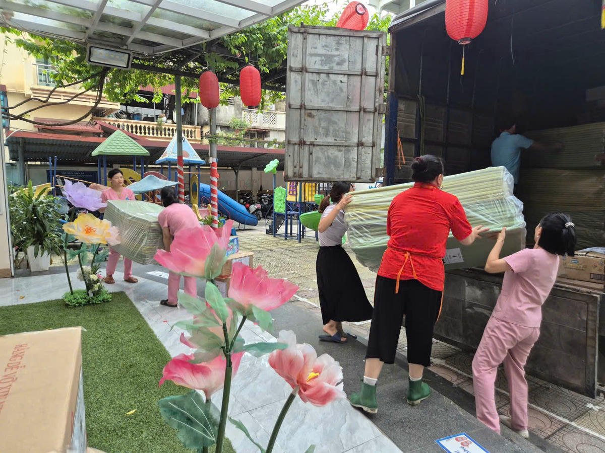 Leraren maken kleine cadeautjes klaar om naar leerlingen in overstromingsgebieden te sturen.