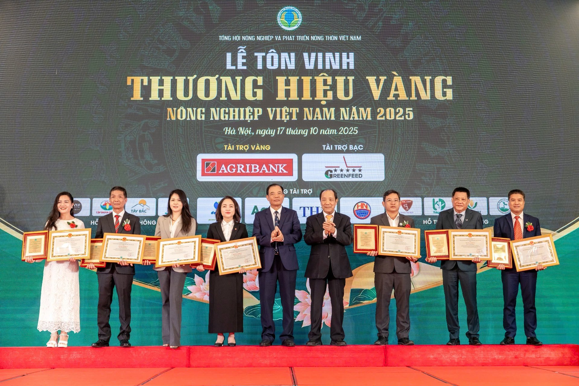 Nguyên Bộ trưởng Bộ Nông nghiệp và Phát triển nông thôn Nguyễn Xuân Cường và Chủ tịch Tổng hội Nông nghiệp và Phát triển nông thôn Việt Nam Hồ Xuân Hùng trao Bằng khen, kỷ niệm chương các Nhà tài trợ, đồng hành của Chương trình. Ảnh: HT. 