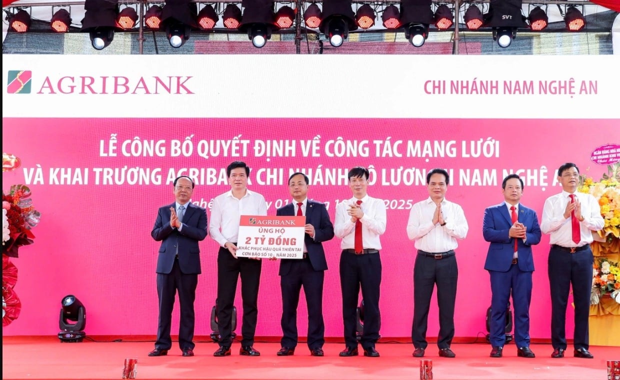 Ông Tô Huy Vũ, Chủ tịch Hội đồng Thành viên Agribank thay mặt toàn hệ thống trao 5 tỷ đồng ủng hộ đồng bào bị thiệt hại do bão số 10 tại tỉnh Nghệ An. Ảnh: HT. 