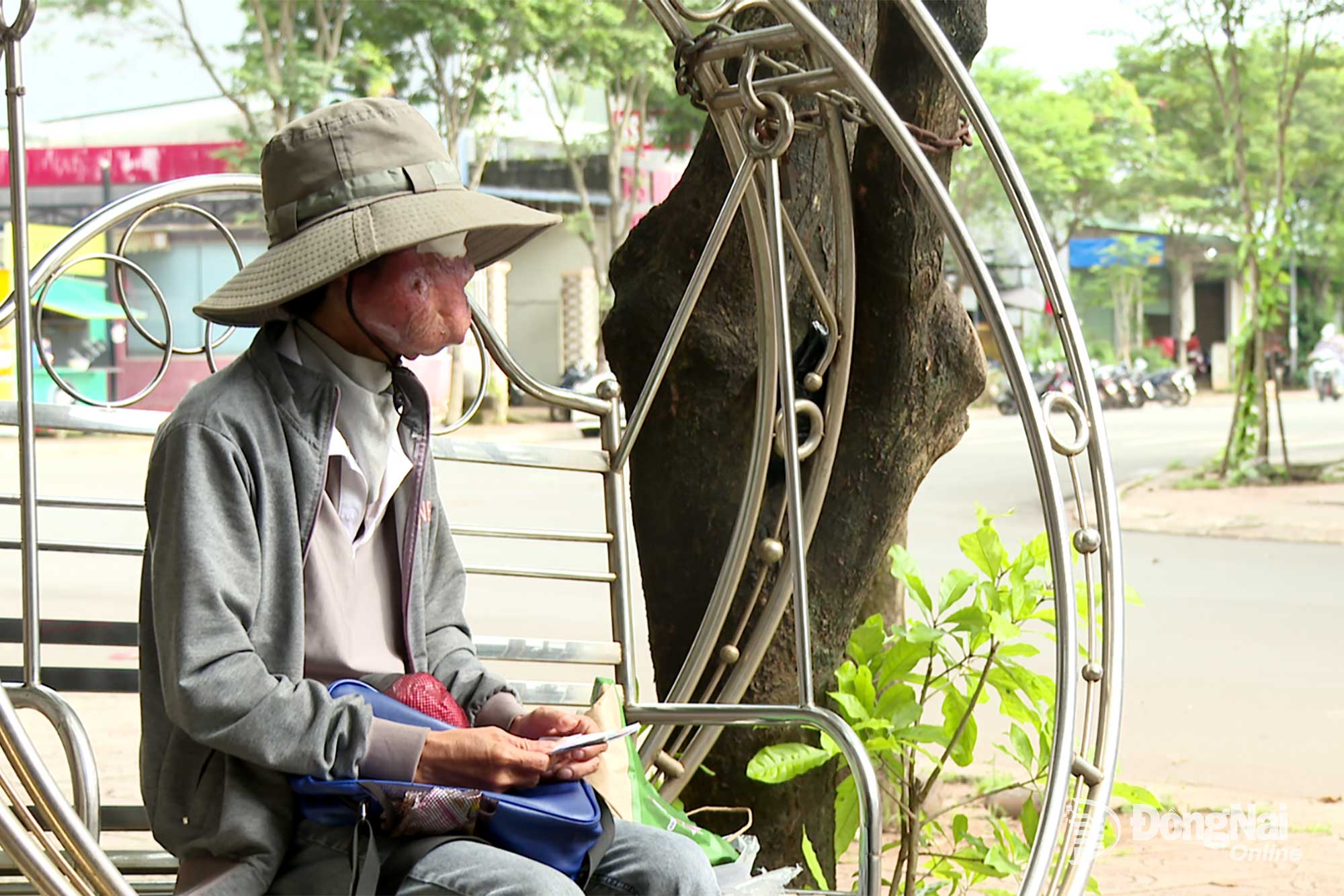 Trên hành trình bán vé số mưu sinh, mỗi khi những cơn đau ập đến quá sức chịu đựng, anh Minh phải trú nhờ bên mái hiên, ghế đá bên đường. Ảnh: Thu Hiền