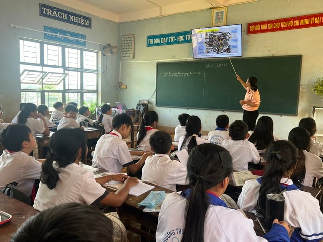 Elever i västra Gia Lai stannar hemma från skolan för att undvika storm nr 13 Kalmaegi - Foto 1. Học sinh phía tây Gia Lai nghỉ học để tránh bão số 13 Kalmaegi - Ảnh 1.