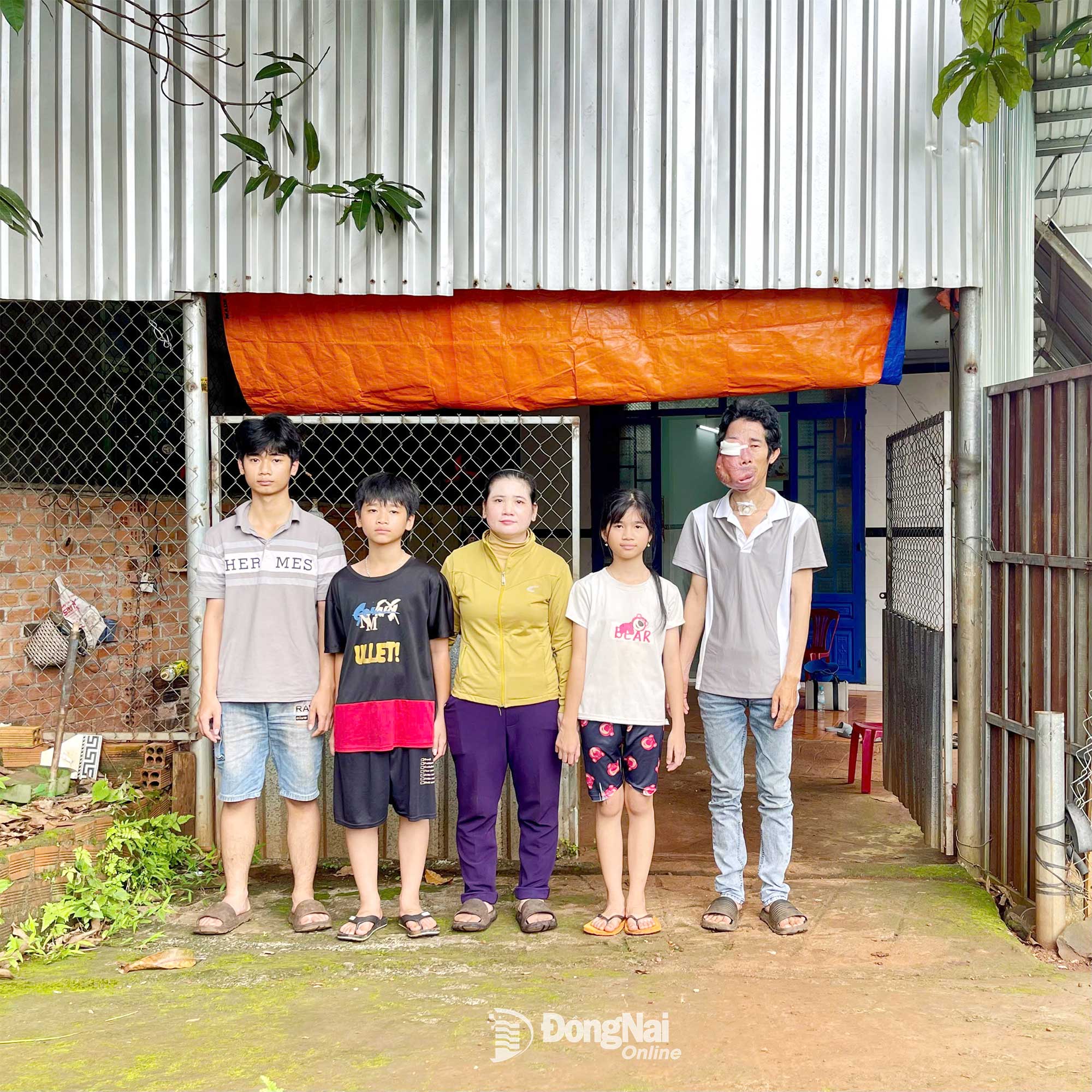 Cuộc sống ở nhờ, thu nhập bấp bênh, bệnh tật kéo dài… khiến các con của anh Minh đứng trước nguy cơ phải nghỉ học giữa chừng. Ảnh: Thu Hiền