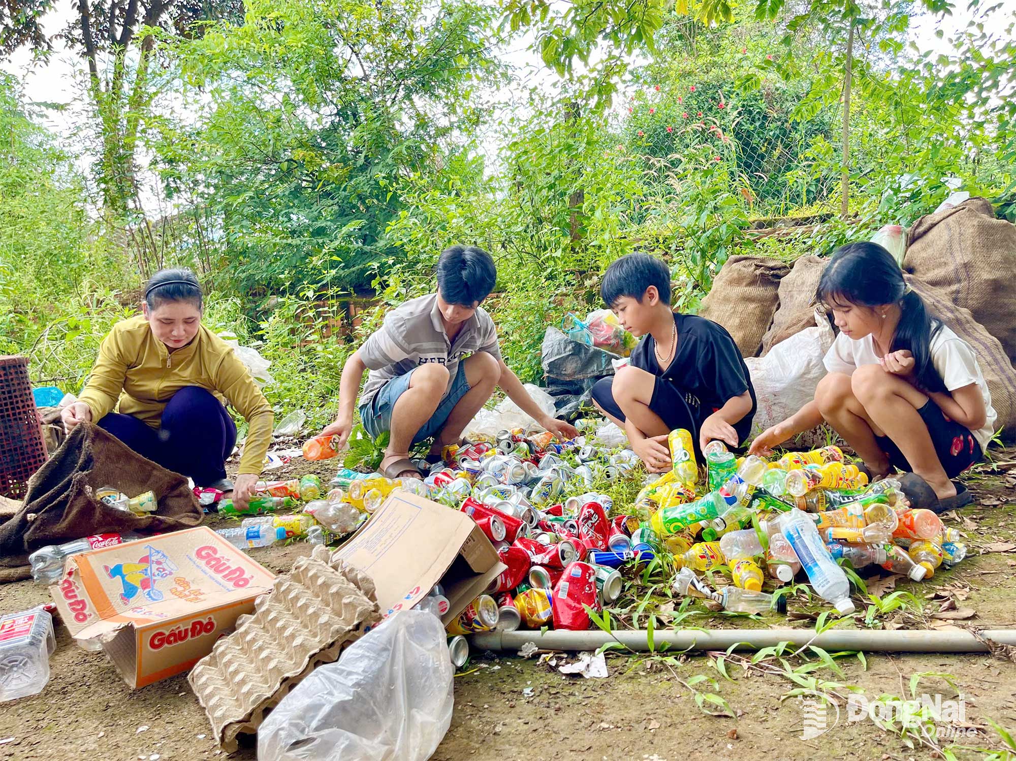 Sau giờ học, 3 đứa trẻ đi làm thuê, lượm ve chai để phụ mẹ lo tiền thuốc cho ba Minh. Ảnh: Thu Hiền