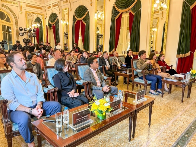 Når Hanoi operahus forteller historier med lys og lyd – Bilde 1. Khi Nhà hát Lớn Hà Nội kể chuyện bằng ánh sáng và âm thanh - Ảnh 1.