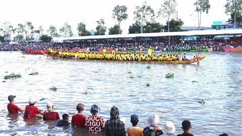L'attrait irrésistible des courses de bateaux de Ngo