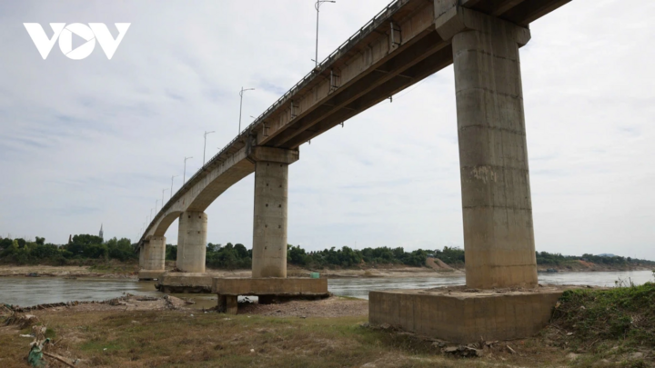 फू थो प्रांत के दोआन हंग कम्यून पर लो नदी पुल का निर्माण 10 साल पहले हुआ था। (फोटो: VOV)