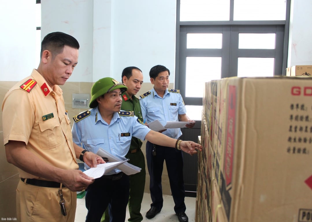 Úřady provádějí inventuru zboží ve skladu tržiště Dak Lak. Foto: VO PHE
