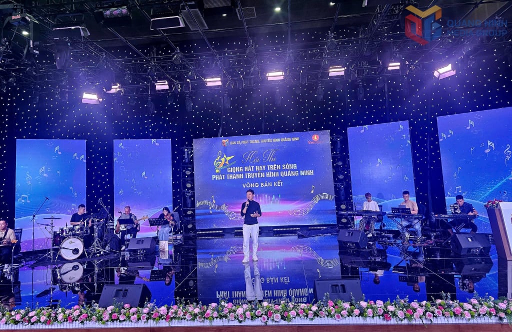 Οι υποψήφιοι κάνουν εξάσκηση με την μπάντα.