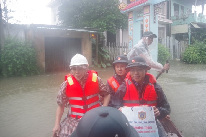 Bộ Tư lệnh Vùng Cảnh sát biển 2 thăm người dân