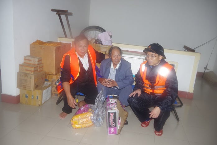 Bộ Tư lệnh Vùng Cảnh sát biển 2 thăm người dân