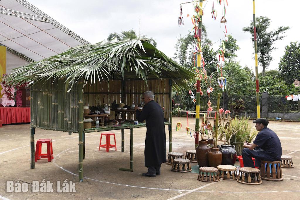 Munken utförde ceremonin för firandet av det nya riset.