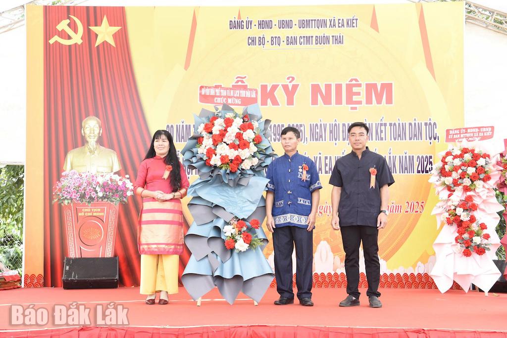 Fru Nguyen Thuy Phuong Hieu, biträdande direktör för avdelningen för kultur, sport och turism, överlämnade blommor för att gratulera festivalen.