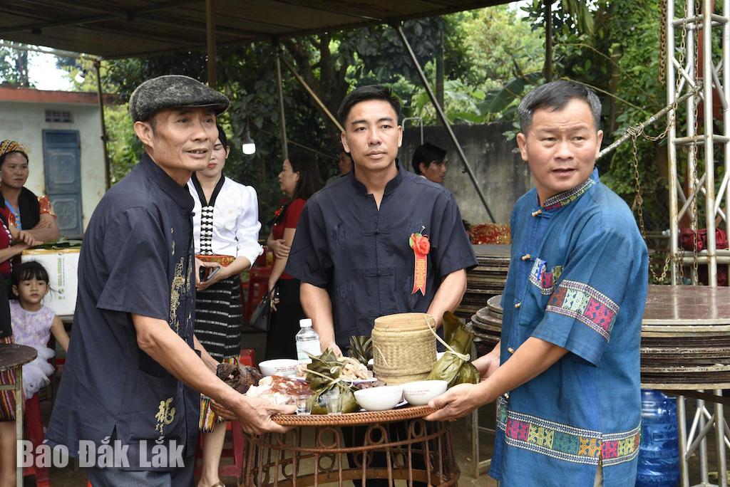 Thailändska bybor förbereder offergåvor för att dyrka sina förfäder och tacka himmel och jord.