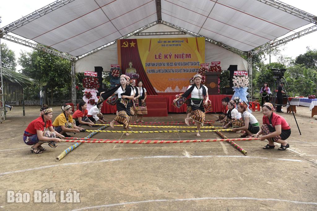 Utför traditionell thailändsk bambudans.