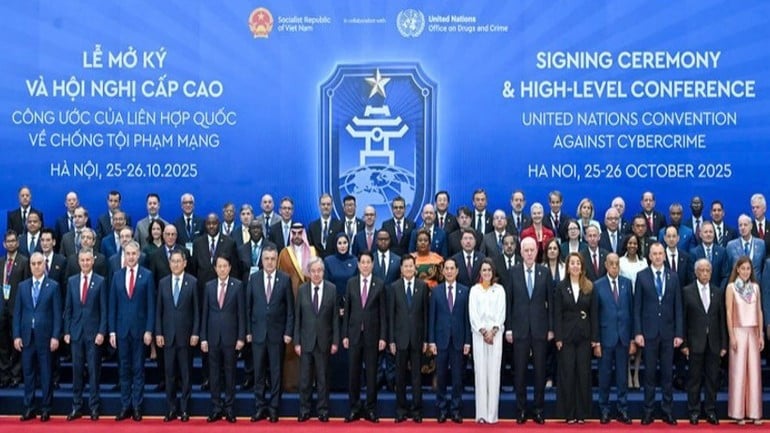 ประธานาธิบดีเลือง เกื่อง เลขาธิการสหประชาชาติ พร้อมผู้นำและตัวแทนประเทศต่างๆ เข้าร่วมพิธีลงนามอนุสัญญาสหประชาชาติว่าด้วยการต่อต้านอาชญากรรมไซเบอร์ (ภาพ: THUY NGUYEN)