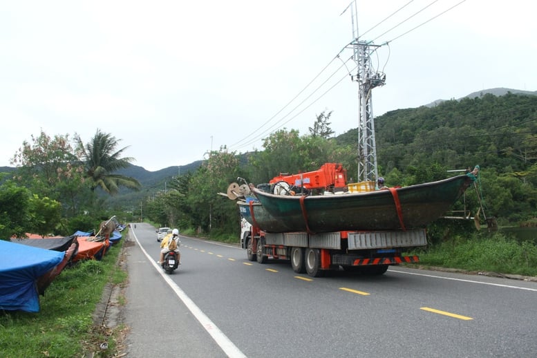 កម្រងរូបថត៖ ប្រជាជននៅតំបន់កណ្តាលប្រញាប់ប្រញាល់ឆ្លើយតបនឹងព្យុះលេខ ១៣ (កាល់ម៉ាហ្គី) - រូបថត ២. Chùm ảnh: Người dân miền Trung hối hả ứng phó bão số 13 (Kalmaegi)- Ảnh 2.
