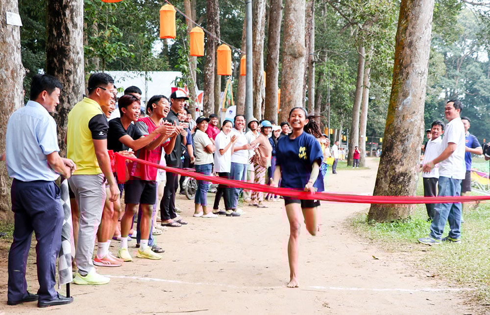 タック・ティ・サ・ナン選手(ロンチャウ区)が女子クロスカントリー走で見事優勝した。