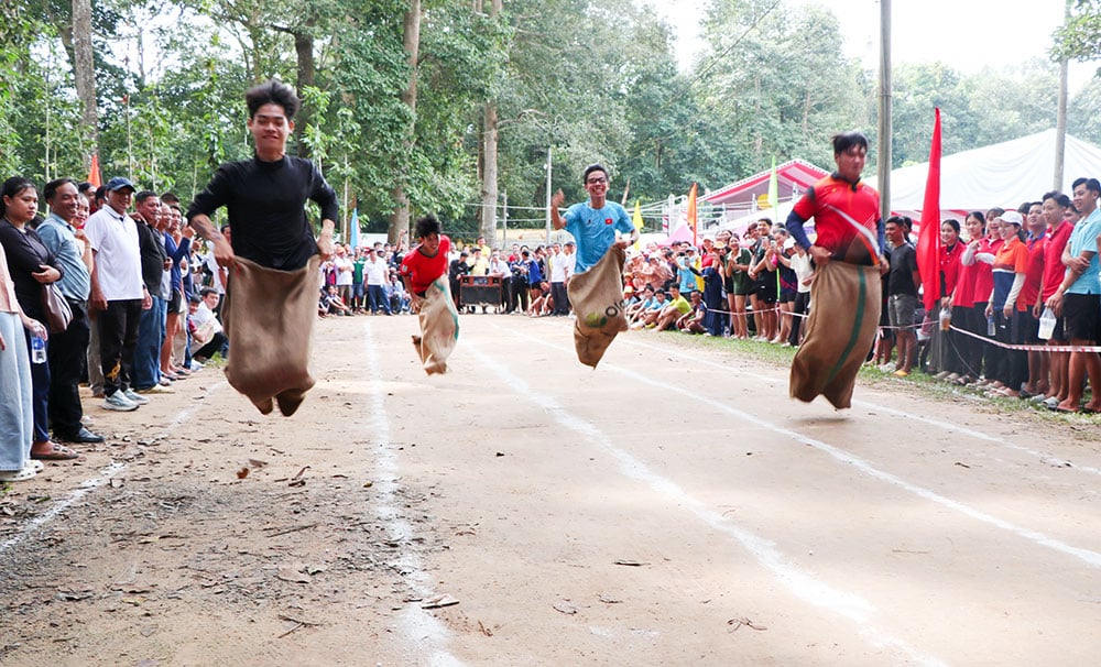 選手たちは伝統的な男子の袋投げ競争で競い合います。