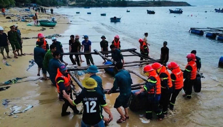 កម្រងរូបថត៖ ប្រជាជននៅតំបន់កណ្តាលប្រញាប់ប្រញាល់ឆ្លើយតបនឹងព្យុះលេខ ១៣ (កាល់ម៉ាហ្គី) - រូបថត ៩។ Chùm ảnh: Người dân miền Trung hối hả ứng phó bão số 13 (Kalmaegi)- Ảnh 9.