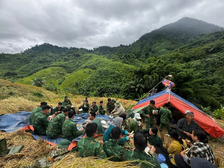 កម្រងរូបថត៖ ប្រជាជននៅតំបន់កណ្តាលប្រញាប់ប្រញាល់ឆ្លើយតបនឹងព្យុះលេខ ១៣ (Kalmaegi) - រូបថត ១៣។ Chùm ảnh: Người dân miền Trung hối hả ứng phó bão số 13 (Kalmaegi)- Ảnh 13.