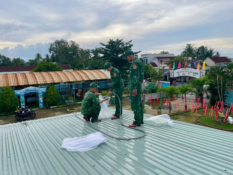 កម្រងរូបថត៖ ប្រជាជននៅតំបន់កណ្តាលប្រញាប់ប្រញាល់ឆ្លើយតបនឹងព្យុះលេខ ១៣ (កាល់ម៉ាហ្គី) - រូបថត ១៤។ Chùm ảnh: Người dân miền Trung hối hả ứng phó bão số 13 (Kalmaegi)- Ảnh 14.