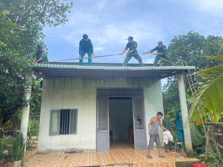 កម្រងរូបថត៖ ប្រជាជននៅតំបន់កណ្តាលប្រញាប់ប្រញាល់ឆ្លើយតបនឹងព្យុះលេខ ១៣ (កាល់ម៉ាហ្គី) - រូបថត ១៥។ Chùm ảnh: Người dân miền Trung hối hả ứng phó bão số 13 (Kalmaegi)- Ảnh 15.