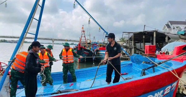 Quảng Ngãi: Lực lượng Biên phòng hỗ trợ ngư dân phòng chống bão số 13