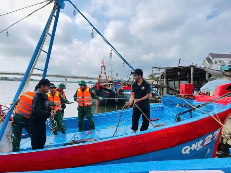 ខេត្ត Quang Ngai៖ កងកម្លាំងឆ្មាំព្រំដែនជួយអ្នកនេសាទក្នុងការទប់ស្កាត់ព្យុះលេខ១៣ - រូបថត ១. Quảng Ngãi: Lực lượng Biên phòng hỗ trợ ngư dân phòng chống bão số 13- Ảnh 1.