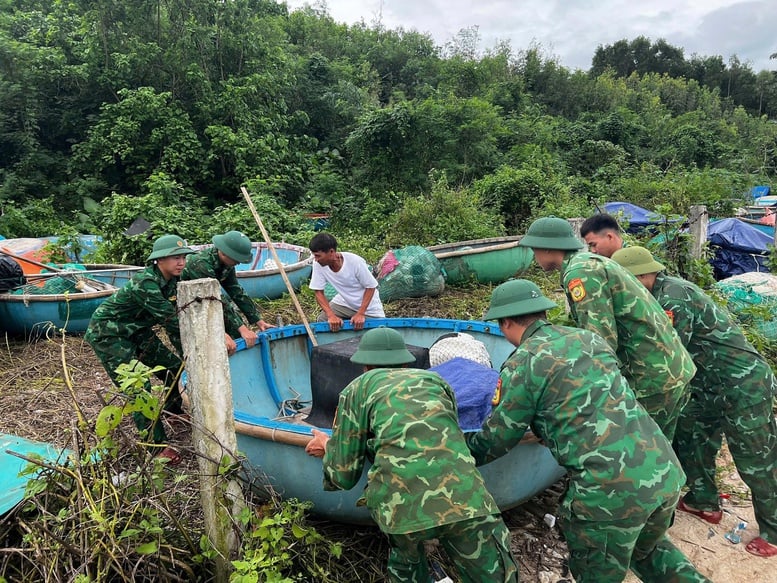 ខេត្ត Quang Ngai៖ កងកម្លាំងការពារព្រំដែនជួយអ្នកនេសាទក្នុងការទប់ស្កាត់ព្យុះលេខ១៣ - រូបថតទី២។ Quảng Ngãi: Lực lượng Biên phòng hỗ trợ ngư dân phòng chống bão số 13- Ảnh 2.
