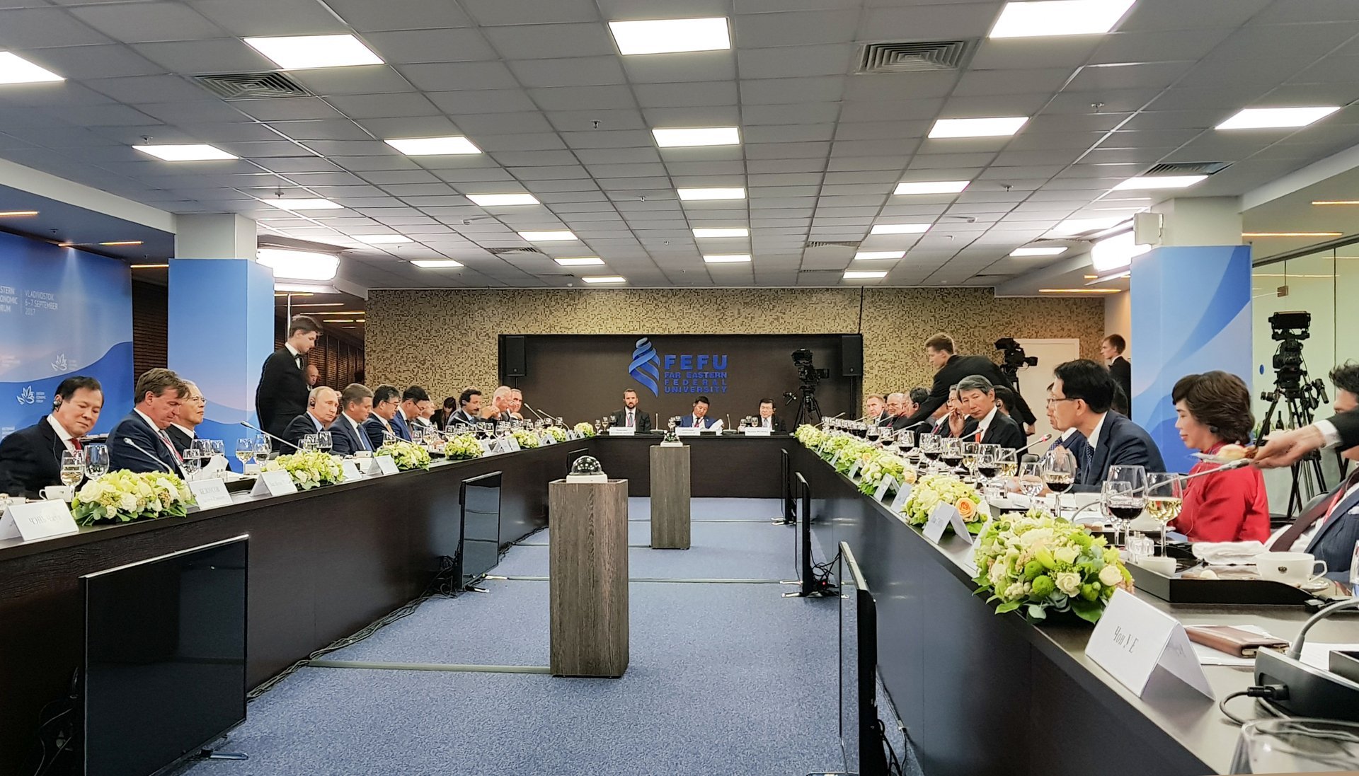 Cik Thai Huong (baju merah) bertemu Presiden Vladimir Putin pada 2017 di Forum Ekonomi Timur. Foto: TH. Bà Thái Hương (áo đỏ) diện kiến Tổng thống Vladimir Putin năm 2017 tại Diễn đàn Kinh tế phương Đông. Ảnh: TH.