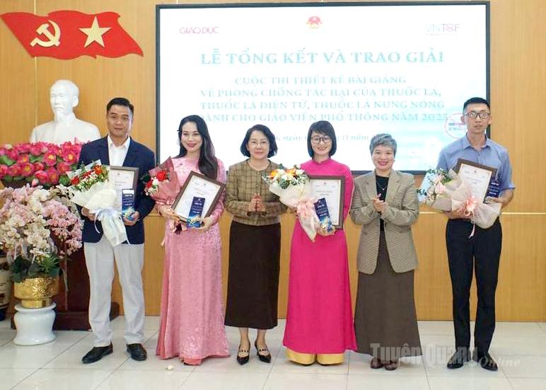 Thầy giáo La Ngọc Duy (ngoài cùng bên trái), Trường Phổ thông Dân tộc nội trú THCS và THPT Na Hang nhận giải Nhì.