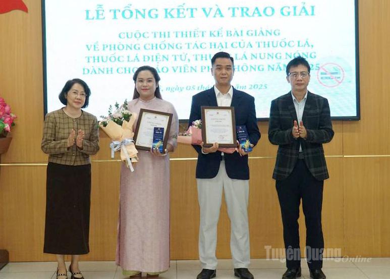 Lãnh đạo Công đoàn Giáo dục Việt Nam và đại diện Ban Tổ chức trao giải Ba tập thể cho đại diện Trường Phổ thông Dân tộc nội trú THCS và THPT Na Hang (thứ 2 từ phải sang).