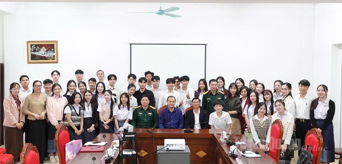 탄트라오 대학에서 공부하는 대표단과 라오스 학생들.