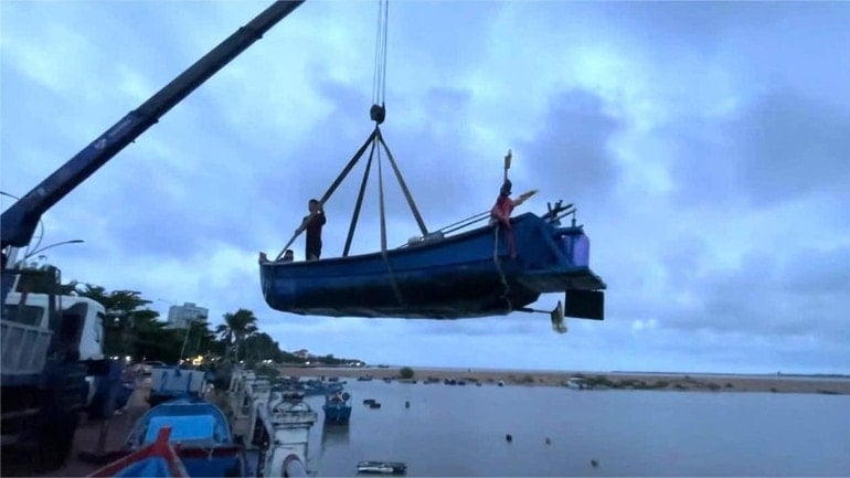 អ្នកនេសាទបានជួលស្ទូចដើម្បីនាំយកទូកតូចៗមកច្រាំង ដើម្បីធានាសុវត្ថិភាព មុនពេលព្យុះទី 13 ចូលចត។ img-0638-6064.jpg