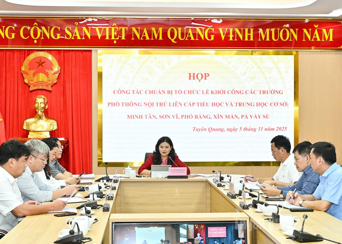 ທ່ານຮອງປະທານຄະນະກຳມະການປະຊາຊົນແຂວງ ຫວູງງອກຮ່າ ໄດ້ເປັນປະທານກອງປະຊຸມດ້ວຍຕົວເອງ ແລະ ທາງອອນລາຍ.