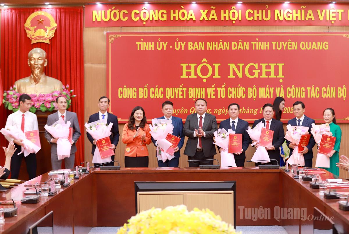 قدم رئيس اللجنة الشعبية الإقليمية فان هوي نغوك ونائب رئيس اللجنة الشعبية الإقليمية فونغ نغوك ها القرار والزهور إلى الرفاق المعينين لشغل مناصب نواب الوكالات المندمجة حديثًا.