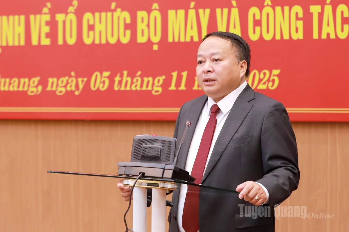 ألقى رئيس اللجنة الشعبية الإقليمية فان هوي نغوك كلمة قام فيها بتوزيع المهام على الرفاق المعينين حديثًا.