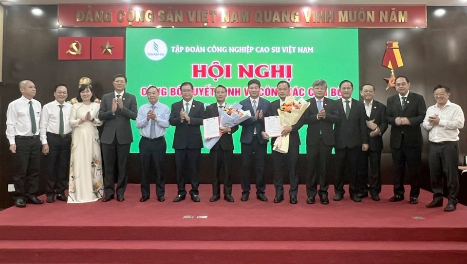 De Raad van Bestuur van VRG overhandigde bloemen ter felicitatie aan de twee nieuwe adjunct-directeuren van de Groep. Foto: Son Trang. Ban lãnh đạo VRG tặng hoa chúc mừng 2 tân Phó Tổng giám đốc Tập đoàn. Ảnh: Sơn Trang.