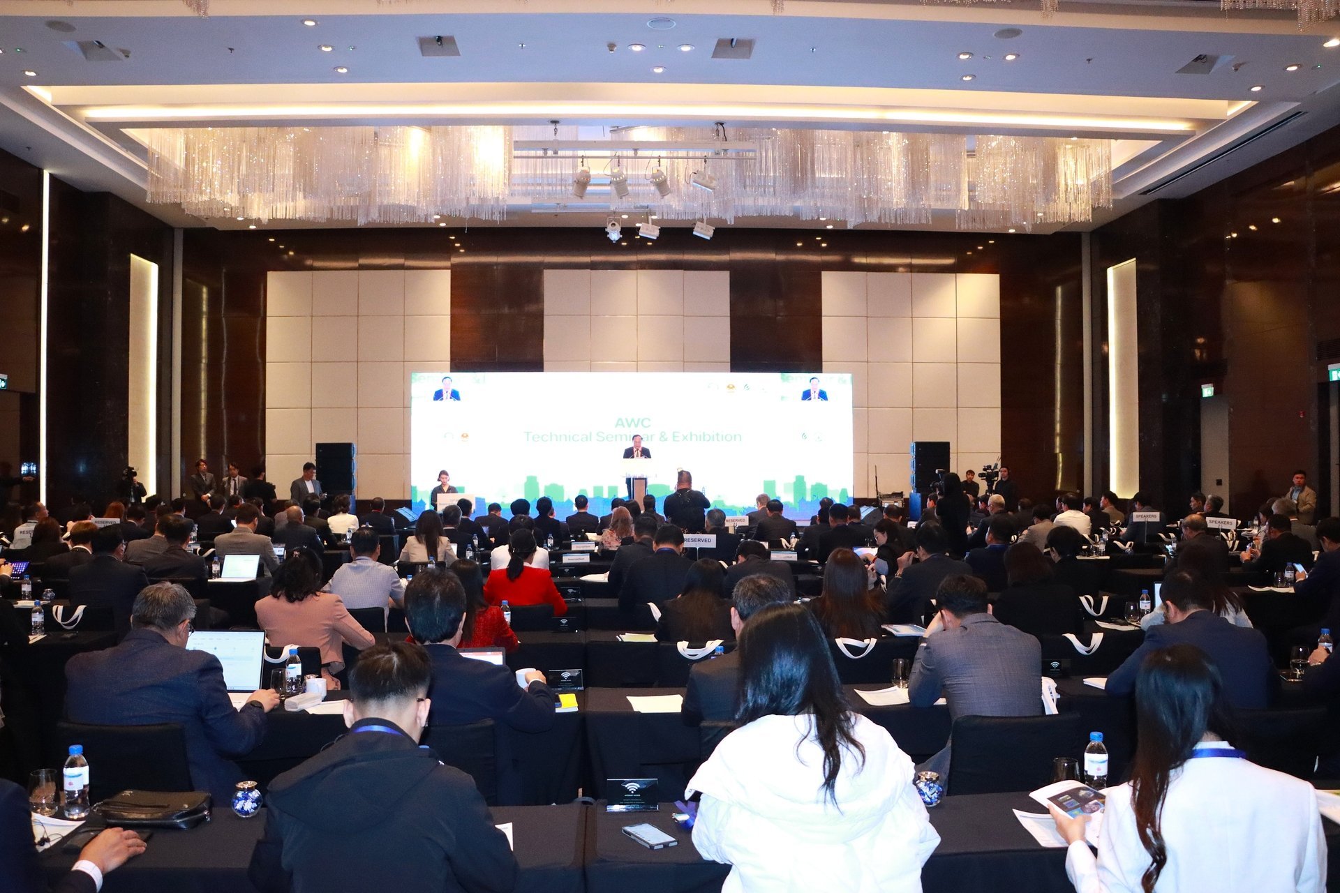 Понад 100 вітчизняних та міжнародних делегатів відвідали захід та запропонували розумні технологічні рішення та інновації в управлінні, захисті та сталому використанні водних ресурсів. Фото: К'єу Чі. Hơn 100 đại biểu trong nước và quốc tế tham dự và đóng góp giải pháp công nghệ thông minh và đổi mới sáng tạo trong quản lý, bảo vệ, khai thác bền vững tài nguyên nước. Ảnh: Kiều Chi.