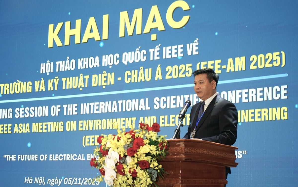 Le professeur agrégé Dinh Van Chau, recteur de l'Université d'électricité, a prononcé le discours d'ouverture de l'atelier. Photo : Tien Trung. PGS.TS Đinh Văn Châu - Hiệu trưởng Trường Đại học Điện lực phát biểu khai mạc Hội thảo. Ảnh: Tiến Trung.