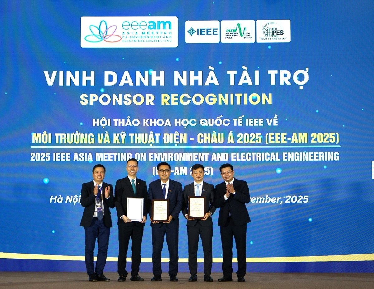 Hommage aux sponsors. Photo : Tien Trung. Vinh danh các nhà tài trợ. Ảnh: Tiến Trung.