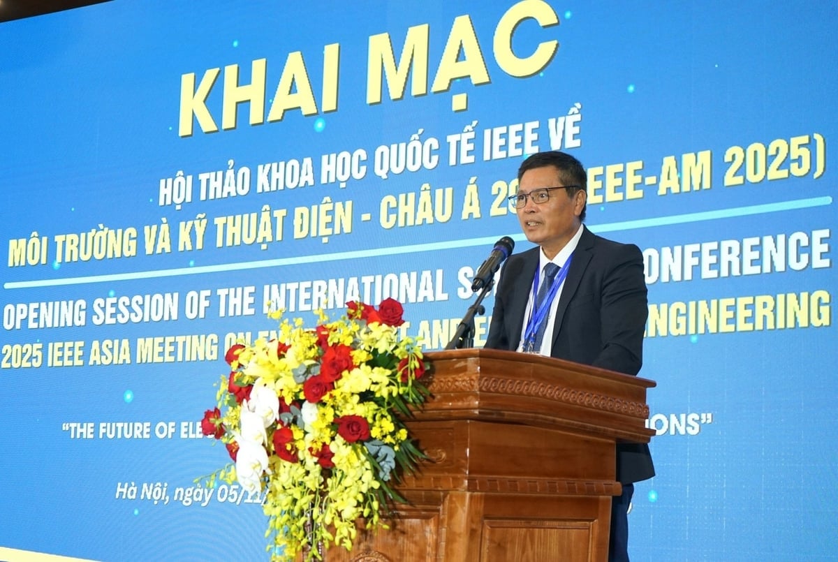 Le professeur Tran Quoc Tuan (directeur de recherche et chercheur associé au CEA, Université Paris-Saclay, France) est intervenu lors de l'atelier. Photo : Tien Trung. GS. TSKH Trần Quốc Tuấn (Đại học Paris Saclay, Cộng hòa Pháp, Giám đốc nghiên cứu & Fellow Scientist, CEA) phát biểu tại Hội thảo. Ảnh: Tiến Trung.