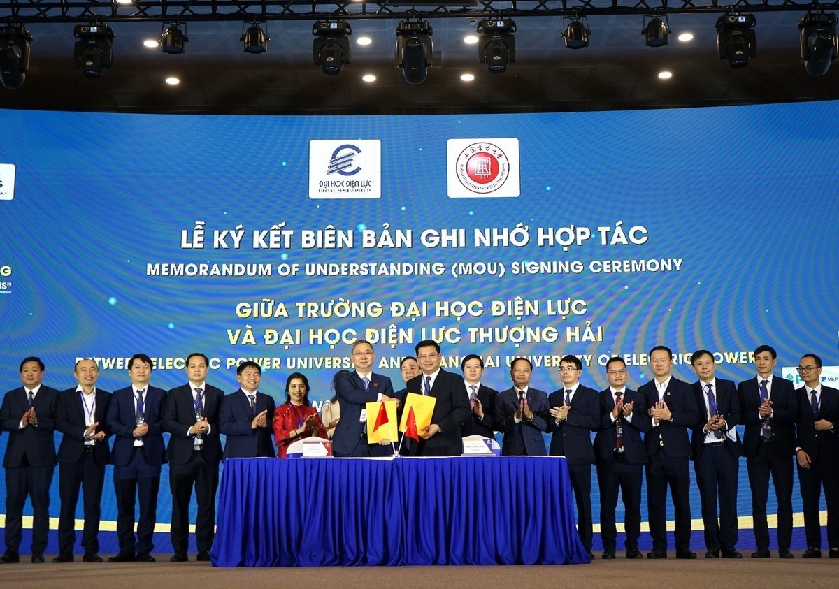 Cérémonie de signature du protocole d'entente entre l'Université de l'énergie électrique et l'Université de l'énergie électrique de Shanghai. Photo : Tien Trung. Lễ ký kết biên bản ghi nhớ hợp tác giữa Trường Đại học Điện lực và Đại học Điện lực Thượng Hải. Ảnh: Tiến Trung.